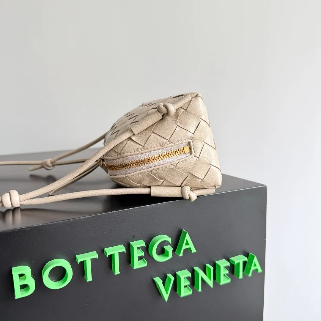 Batch 1260 BV new mini bag ceiling Bottegaveneta new Concert Pouch bag is small and has a large capacity. It can hold a Pro max mobile phone. The shoulder strap is adjustable for cross-body carry. It is very cost-effective when carried on one shoulder. The latest small bag in autumn has a lot of capacity. It can hold 4 short clips. I also tried it and it can hold one of my fists. It is cute, the capacity is touching and the length of the shoulder strap is adjustable for daily commuting. Full score 10 #bv woven bag Style number: 794258 Size: 18.5*11.5*8.5cm